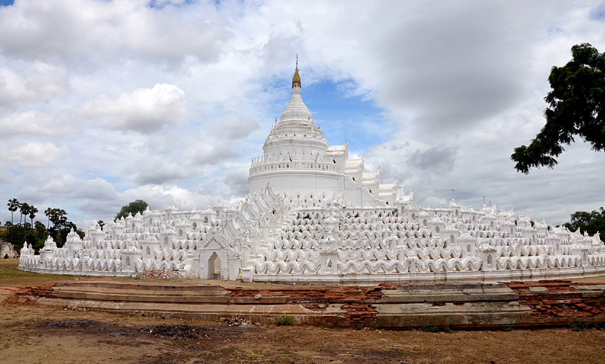 The white pagoda of the waves