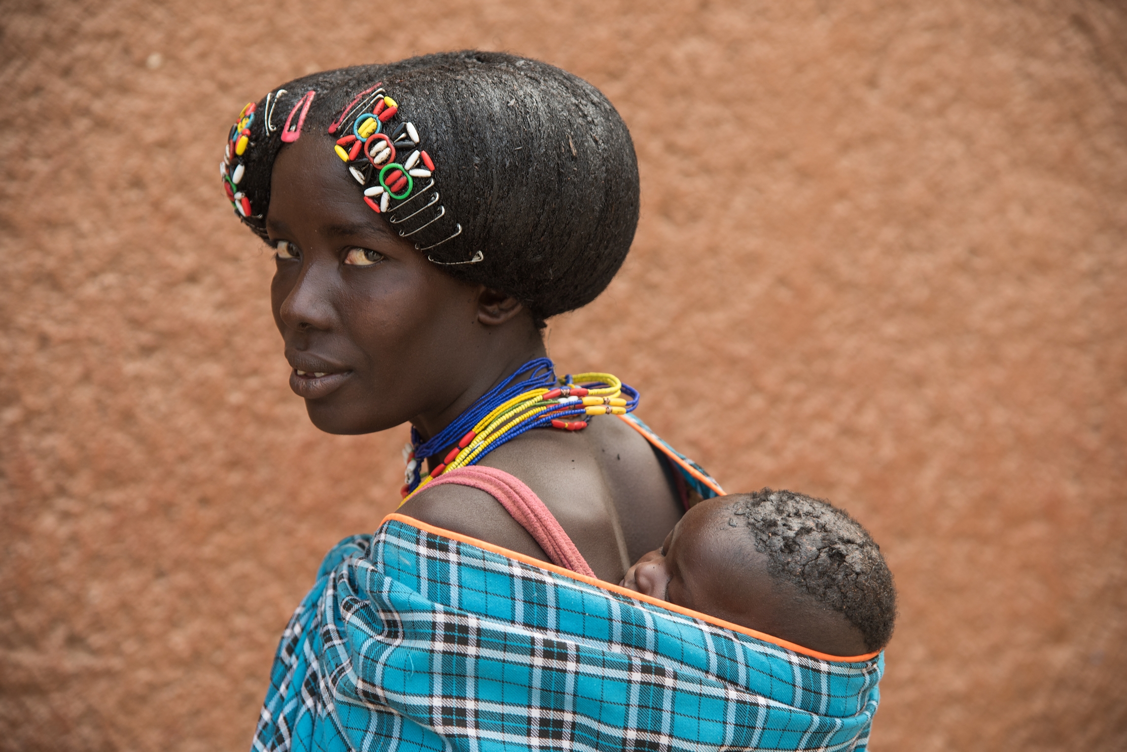 Opuwo - Giovane donna Zemba con il suo bimbo